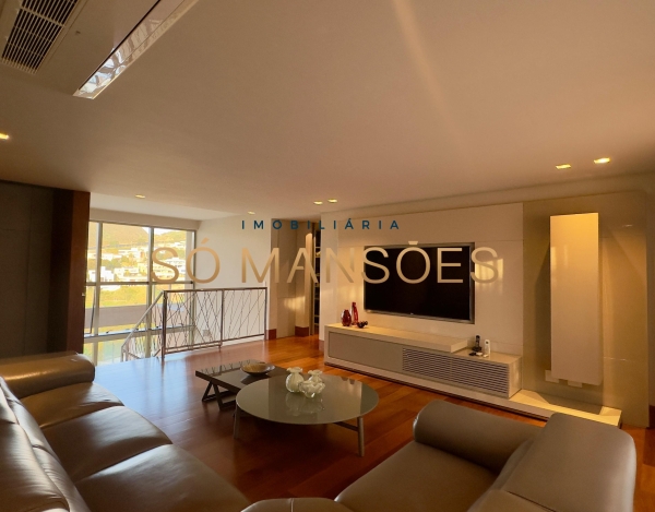 CASA DE 1.083M² À VENDA NO VALE DOS CRISTAIS — AMPLITUDE, FLUIDEZ E VISTA DESLUMBRANTE PARA AS MONTANHAS.