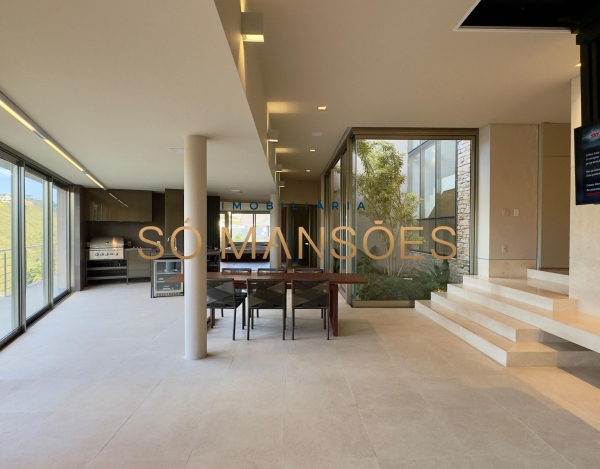 CASA DE 1.083M² À VENDA NO VALE DOS CRISTAIS — AMPLITUDE, FLUIDEZ E VISTA DESLUMBRANTE PARA AS MONTANHAS.