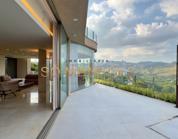 CASA DE 1.083M² À VENDA NO VALE DOS CRISTAIS — AMPLITUDE, FLUIDEZ E VISTA DESLUMBRANTE PARA AS MONTANHAS.
