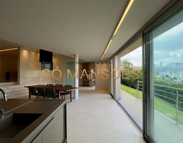 CASA DE 1.083M² À VENDA NO VALE DOS CRISTAIS — AMPLITUDE, FLUIDEZ E VISTA DESLUMBRANTE PARA AS MONTANHAS.