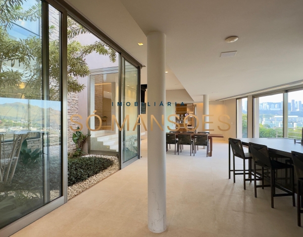 CASA DE 1.083M² À VENDA NO VALE DOS CRISTAIS — AMPLITUDE, FLUIDEZ E VISTA DESLUMBRANTE PARA AS MONTANHAS.