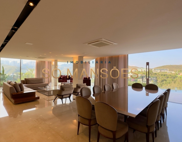 CASA DE 1.083M² À VENDA NO VALE DOS CRISTAIS — AMPLITUDE, FLUIDEZ E VISTA DESLUMBRANTE PARA AS MONTANHAS.