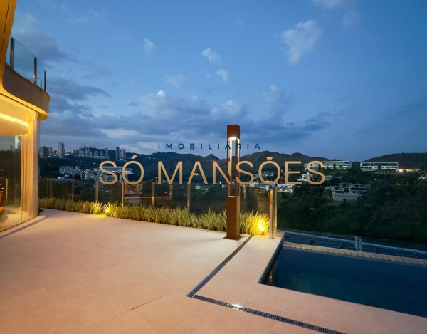 CASA DE 1.083M² À VENDA NO VALE DOS CRISTAIS — AMPLITUDE, FLUIDEZ E VISTA DESLUMBRANTE PARA AS MONTANHAS.