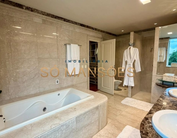 CASA DE 1.079M² À VENDA NO BELVEDERE — RESIDÊNCIA IMPONENTE EM 3 LOTES COM LAZER COMPLETO E AMPLA ÁREA VERDE.
