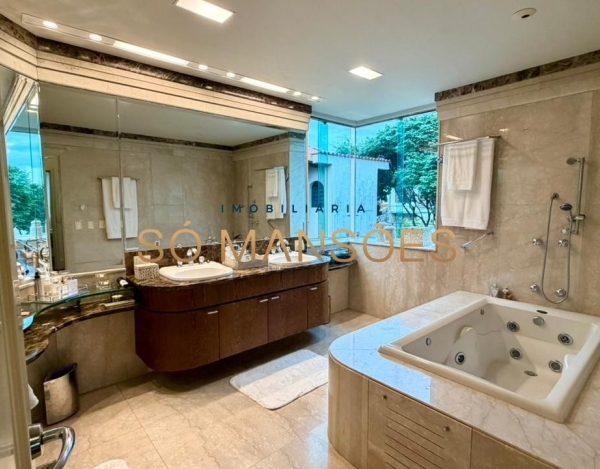 CASA DE 1.079M² À VENDA NO BELVEDERE — RESIDÊNCIA IMPONENTE EM 3 LOTES COM LAZER COMPLETO E AMPLA ÁREA VERDE.