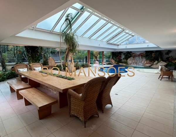 CASA DE 1.079M² À VENDA NO BELVEDERE — RESIDÊNCIA IMPONENTE EM 3 LOTES COM LAZER COMPLETO E AMPLA ÁREA VERDE.