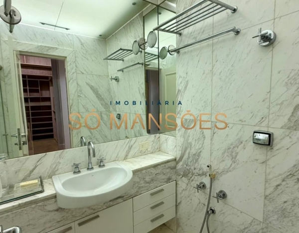 CASA DE 1.079M² À VENDA NO BELVEDERE — RESIDÊNCIA IMPONENTE EM 3 LOTES COM LAZER COMPLETO E AMPLA ÁREA VERDE.