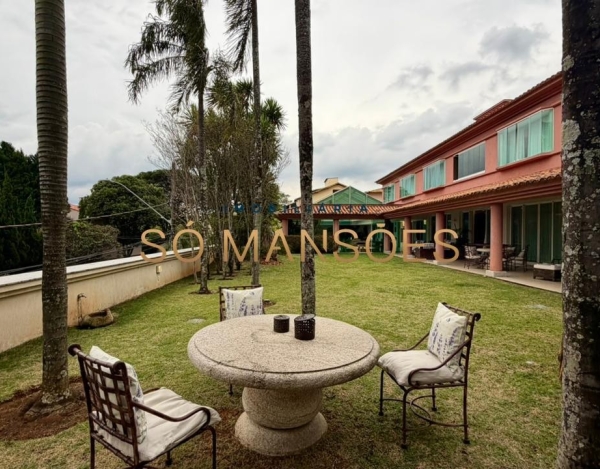 CASA DE 1.079M² À VENDA NO BELVEDERE — RESIDÊNCIA IMPONENTE EM 3 LOTES COM LAZER COMPLETO E AMPLA ÁREA VERDE.