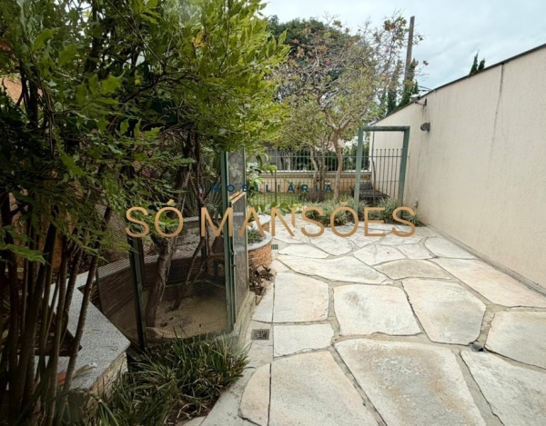 CASA DE 1.079M² À VENDA NO BELVEDERE — RESIDÊNCIA IMPONENTE EM 3 LOTES COM LAZER COMPLETO E AMPLA ÁREA VERDE.