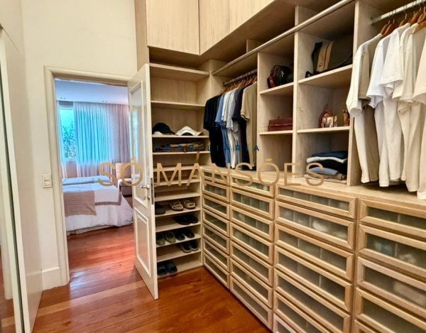CASA DE 1.079M² À VENDA NO BELVEDERE — RESIDÊNCIA IMPONENTE EM 3 LOTES COM LAZER COMPLETO E AMPLA ÁREA VERDE.