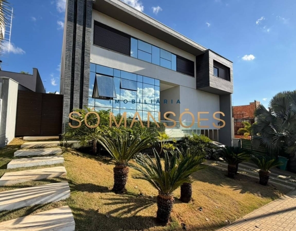Casa de Alto Padrão de 472 m² à Venda com 3 Suítes e Piscina Aquecida no Condomínio Alphaville, Vespasiano - MG