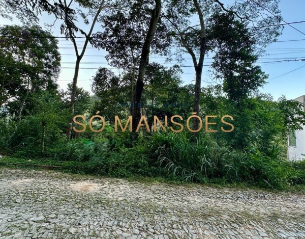 Lote à Venda no Condomínio Ville de Montagne, Nova Lima/MG — 1.210 m² com Vista para a Mata do Jambreiro e Projeto em Fase Final de Aprovação.