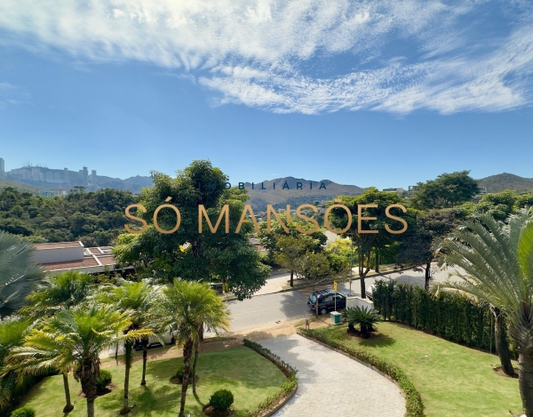 Casa à Venda no Vale dos Cristais, Nova Lima — 692m², 4 Quartos, 2 Suítes, Piscina Coberta e Vista para as Montanhas.
