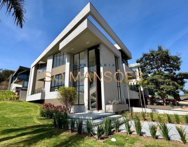 Casa de Luxo no Alphaville Vespasiano — 391m², 4 Quartos, 3 Suítes, Piscina e Energia Solar.