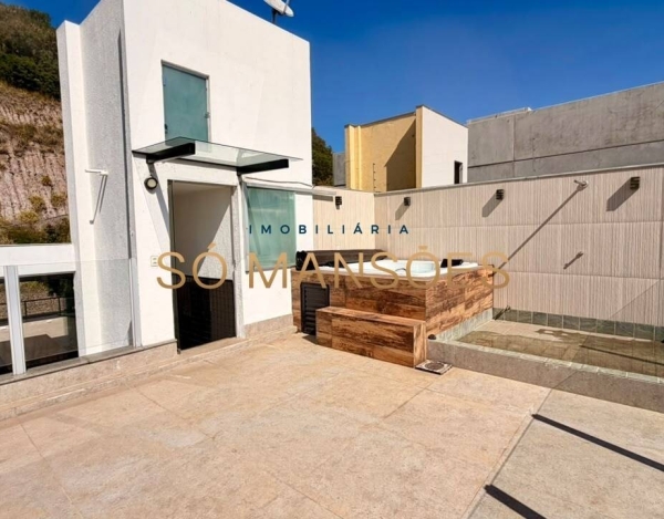 Casa à Venda no Santa Lúcia, Belo Horizonte — 298m², 4 Suítes, Espaço Gourmet e Vista da Cidade