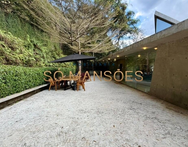 Casa à Venda no Vila Del Rey, Nova Lima — 375m², 4 Quartos, 1 Suíte e Arquitetura Brutalista.