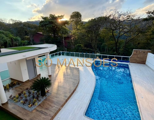 Casa à Venda no Vila Del Rey, Nova Lima — 474m², 4 Suítes, Piscina, Elevador e 6 Vagas de Garagem.