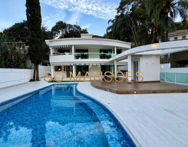 Casa à Venda no Vila Del Rey, Nova Lima — 474m², 4 Suítes, Piscina, Elevador e 6 Vagas de Garagem.