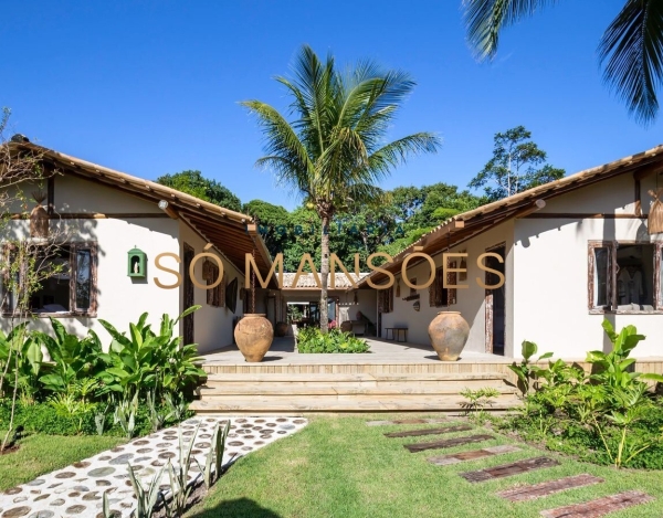 Casa à Venda no João Vieira, Trancoso/BA — 484m², 4 Suítes, Piscina com Borda Infinita e Jardim.