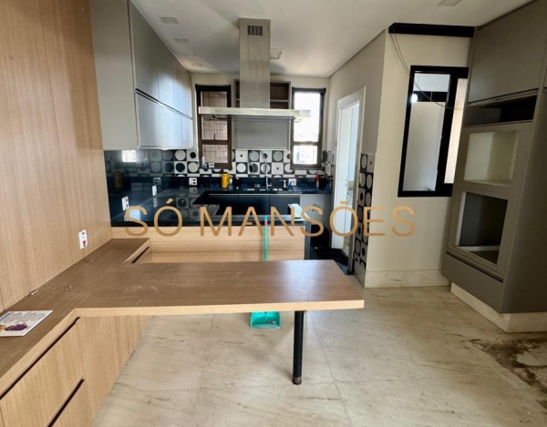 Apartamento à Venda na Savassi, Belo Horizonte — 252m², 4 Quartos, 2 Suítes e 4 Vagas de Garagem.