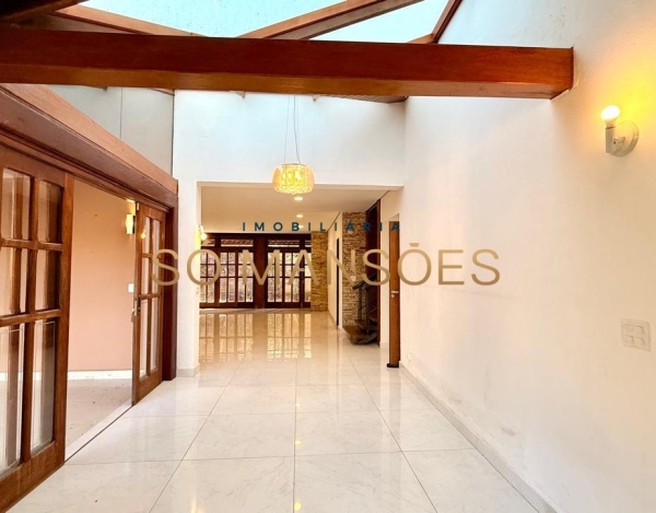 Casa à Venda no Ville de Montagne, Nova Lima/MG — 321m², 5 Quartos, Piscina Aquecida e Vista para a Mata.