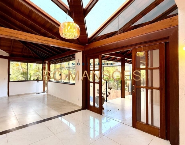Casa à Venda no Ville de Montagne, Nova Lima/MG — 321m², 5 Quartos, Piscina Aquecida e Vista para a Mata.