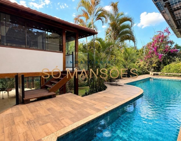 Casa à Venda no Ville de Montagne, Nova Lima/MG — 321m², 5 Quartos, Piscina Aquecida e Vista para a Mata.