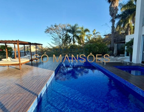 Casa à Venda com Exclusividade Só Mansões no Village Terrasse — 639m², 5 Suítes e Piscina.