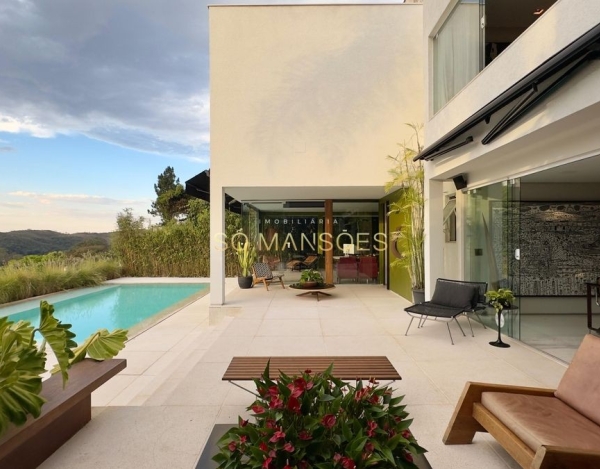 Casa à Venda no Mangabeiras, Belo Horizonte — 400m², 3 Suítes, Piscina, Sauna e Vista Deslumbrante.