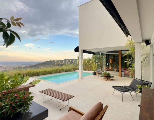 Casa à Venda no Mangabeiras, Belo Horizonte — 400m², 3 Suítes, Piscina, Sauna e Vista Deslumbrante.