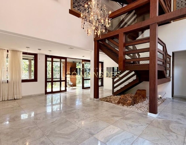 Casa à Venda no Ville de Montagne, Nova Lima — 311m², 4 Quartos, 2 Suítes, Piscina e Ofurô.
