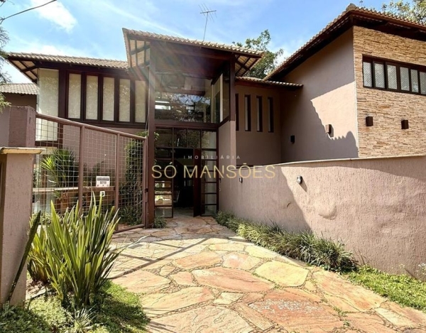 Casa à Venda no Ville de Montagne, Nova Lima — 311m², 4 Quartos, 2 Suítes, Piscina e Ofurô.