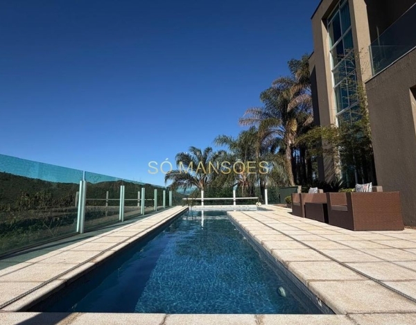 Casa à Venda no Village Terrasse, Nova Lima — 477m², 4 Quartos, 3 Suítes e Piscina de Raia Aquecida.