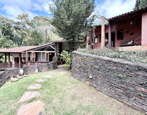 Casa à Venda no Ville de Montagne, Nova Lima/MG — 327m², 4 Quartos, 2 Suítes e Vista para a Mata.