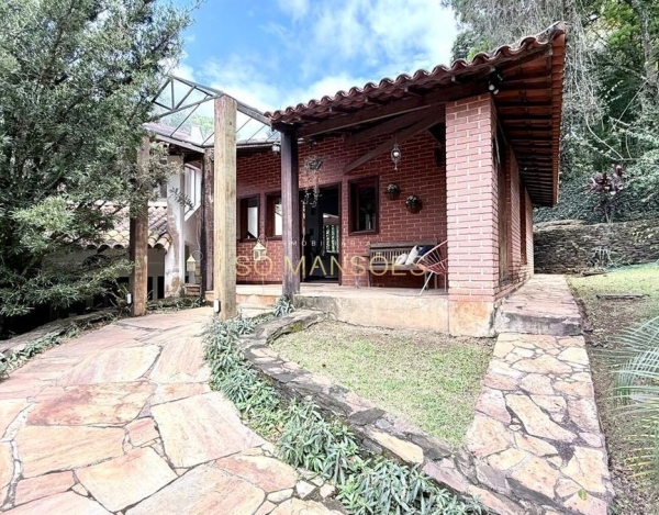Casa à Venda no Ville de Montagne, Nova Lima/MG — 327m², 4 Quartos, 2 Suítes e Vista para a Mata.