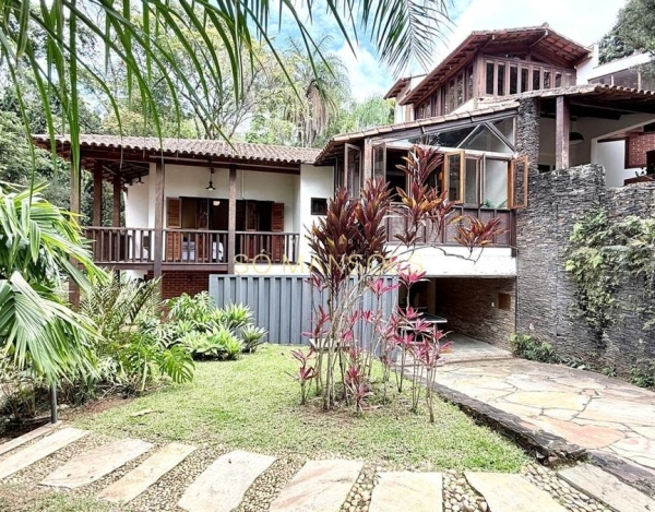 Casa à Venda no Ville de Montagne, Nova Lima/MG — 327m², 4 Quartos, 2 Suítes e Vista para a Mata.