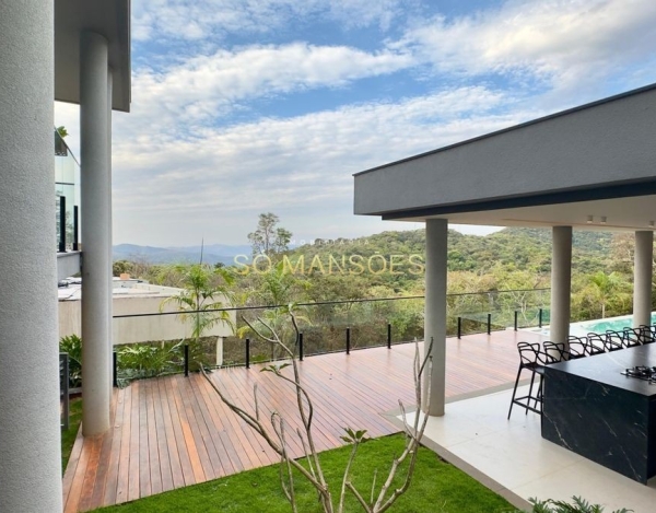 Casa à Venda no Mirante da Mata, Nova Lima/MG — 484m², 4 Suítes, Piscina e Vista para as Montanhas.
