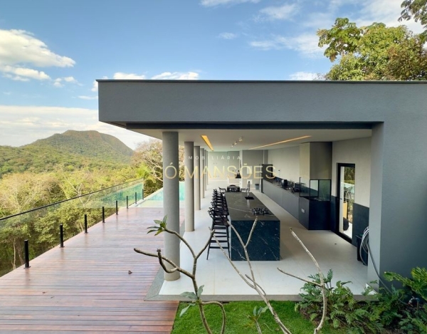 Casa à Venda no Mirante da Mata, Nova Lima/MG — 484m², 4 Suítes, Piscina e Vista para as Montanhas.