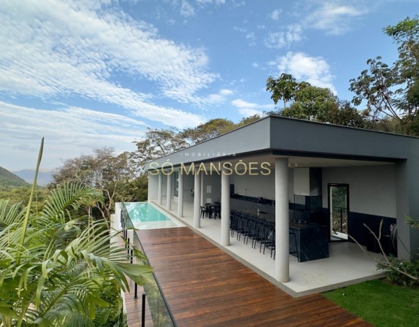 Casa à Venda no Mirante da Mata, Nova Lima/MG — 484m², 4 Suítes, Piscina e Vista para as Montanhas.