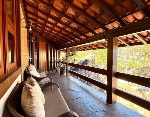 Casa à Venda no Comiteco, Belo Horizonte/MG — 1.050m² de Terreno, 4 Quartos e 3 Vagas.