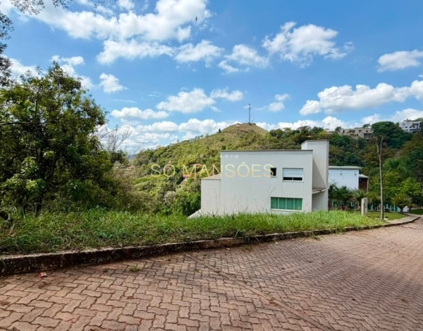 Lote à Venda no Condomínio Vila Alpina, Nova Lima — 1.239m² em Declive, Vista Definitiva e Projeto.