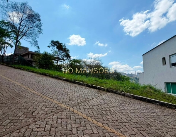 Lote à Venda no Condomínio Vila Alpina, Nova Lima — 1.239m² em Declive, Vista Definitiva e Projeto.