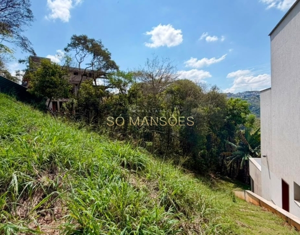 Lote à Venda no Condomínio Vila Alpina, Nova Lima — 1.239m² em Declive, Vista Definitiva e Projeto.