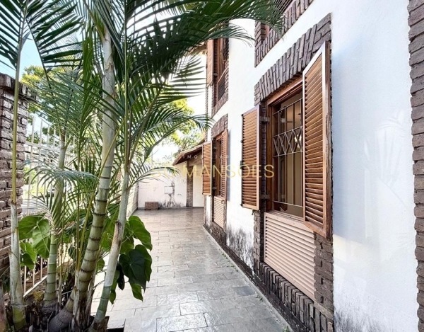 Casa à Venda no Belvedere, Belo Horizonte/MG — 389m², 5 Quartos e Piscina.