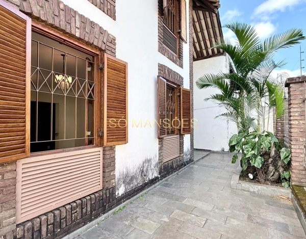 Casa à Venda no Belvedere, Belo Horizonte/MG — 389m², 5 Quartos e Piscina.