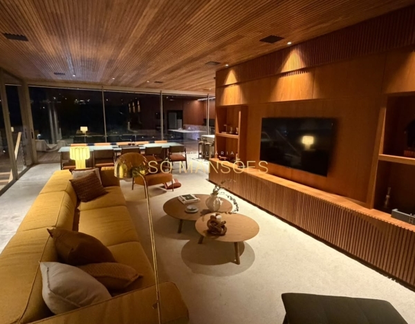 Casa à Venda no Alphaville Vespasiano — 550m², 4 Suítes, Piscina, Vista para Área Verde e 8 Vagas.