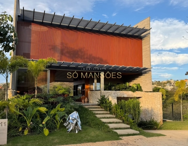 Casa à Venda no Alphaville Vespasiano — 550m², 4 Suítes, Piscina, Vista para Área Verde e 8 Vagas.