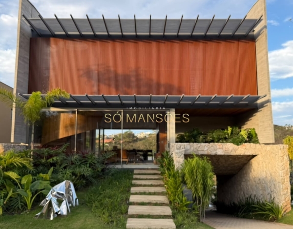 Casa à Venda no Alphaville Vespasiano — 550m², 4 Suítes, Piscina, Vista para Área Verde e 8 Vagas.