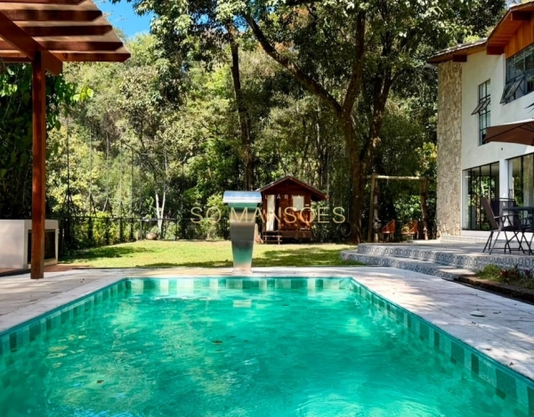 Casa à Venda no Ville de Montagne, Nova Lima/MG — 450m², 4 Quartos e Piscina.