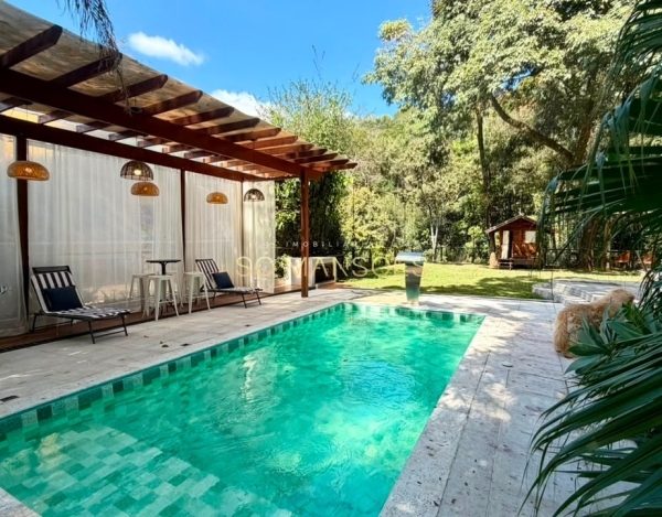 Casa à Venda no Ville de Montagne, Nova Lima/MG — 450m², 4 Quartos e Piscina.